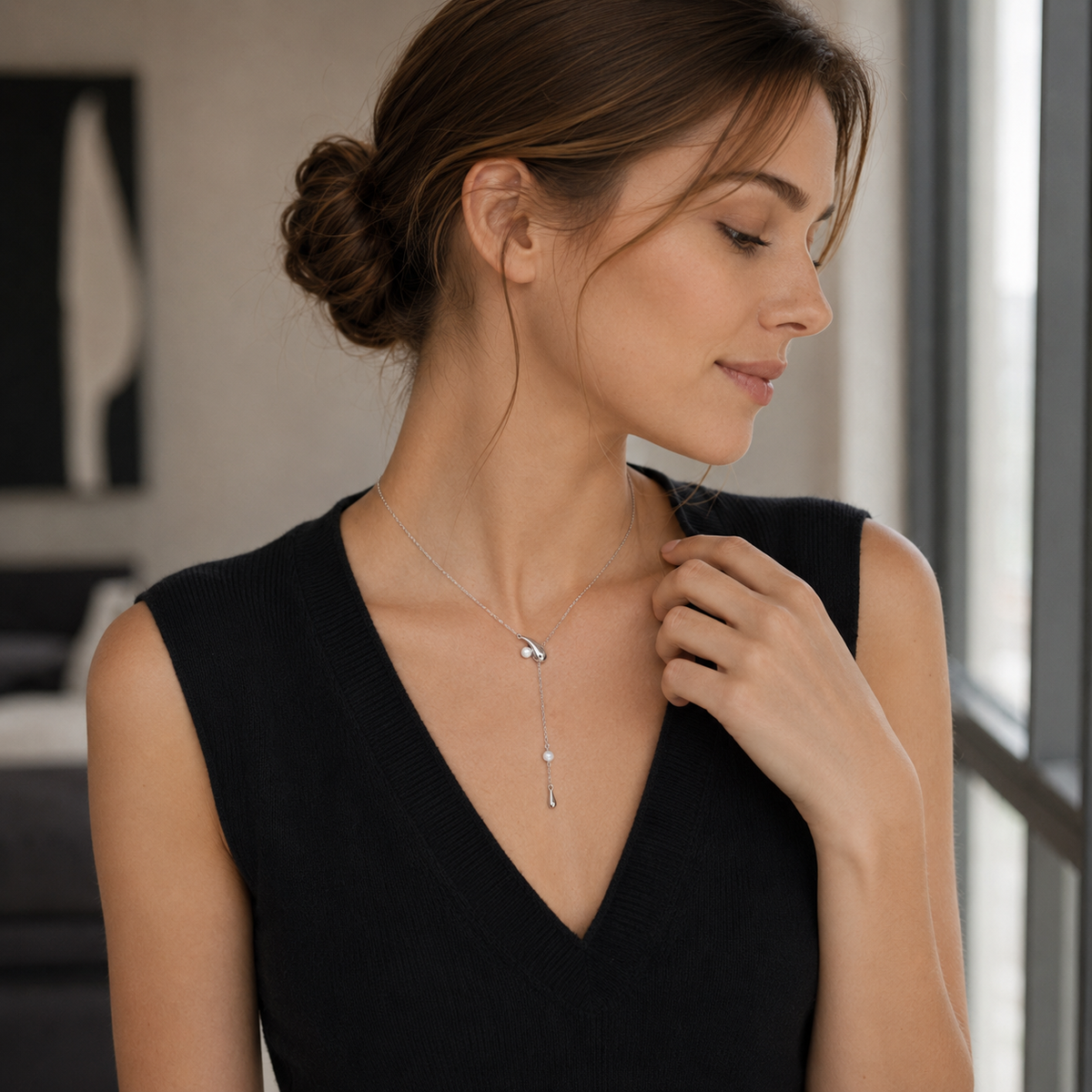 Woman wearing Silver pearl meteor drop necklace
