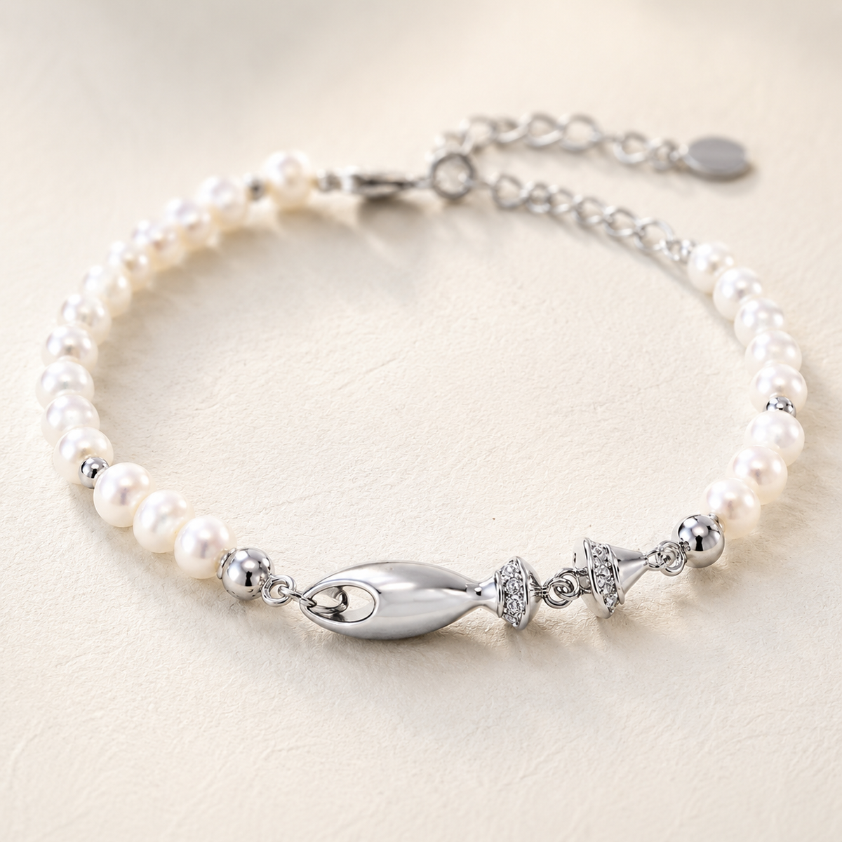Close view of the Silver natural pearl fish bracelet