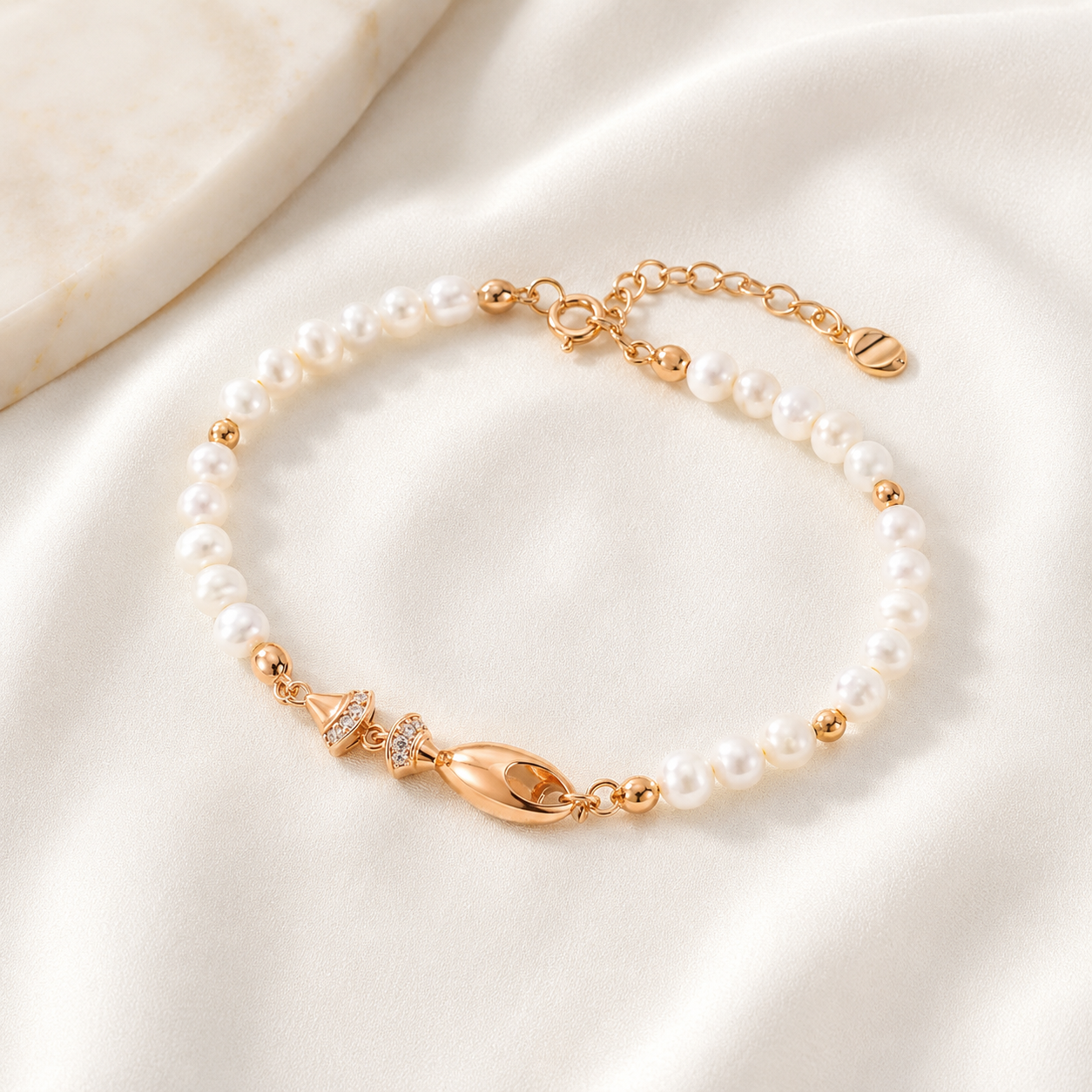 Close view of the Vintage Gold natural pearl fish bracelet