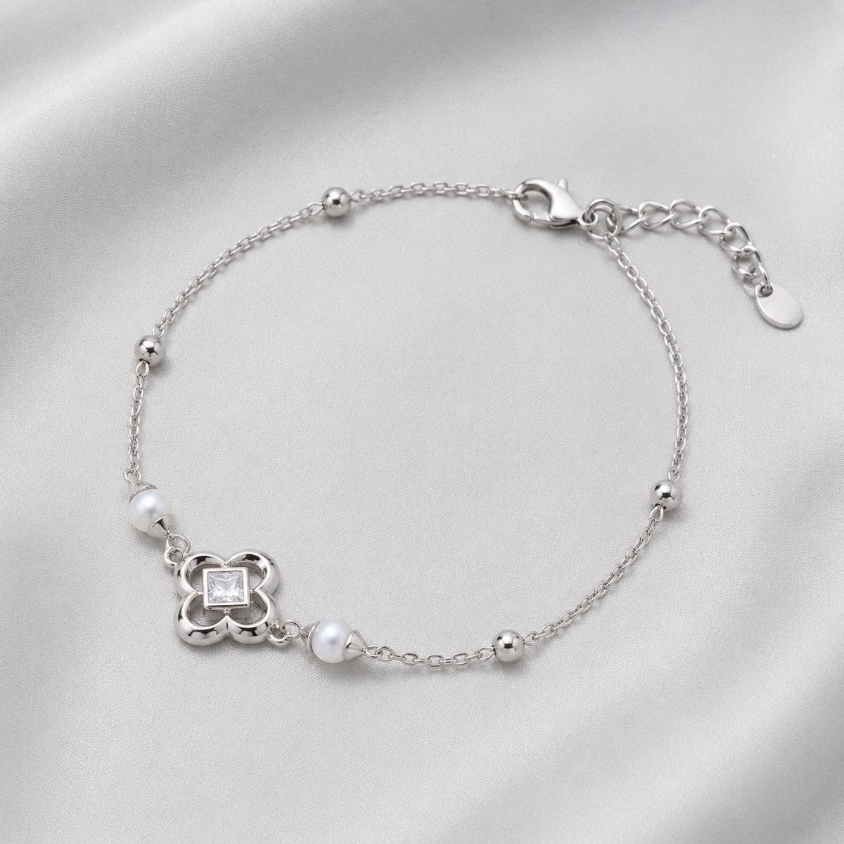 Silver clover shell and zircon bracelet