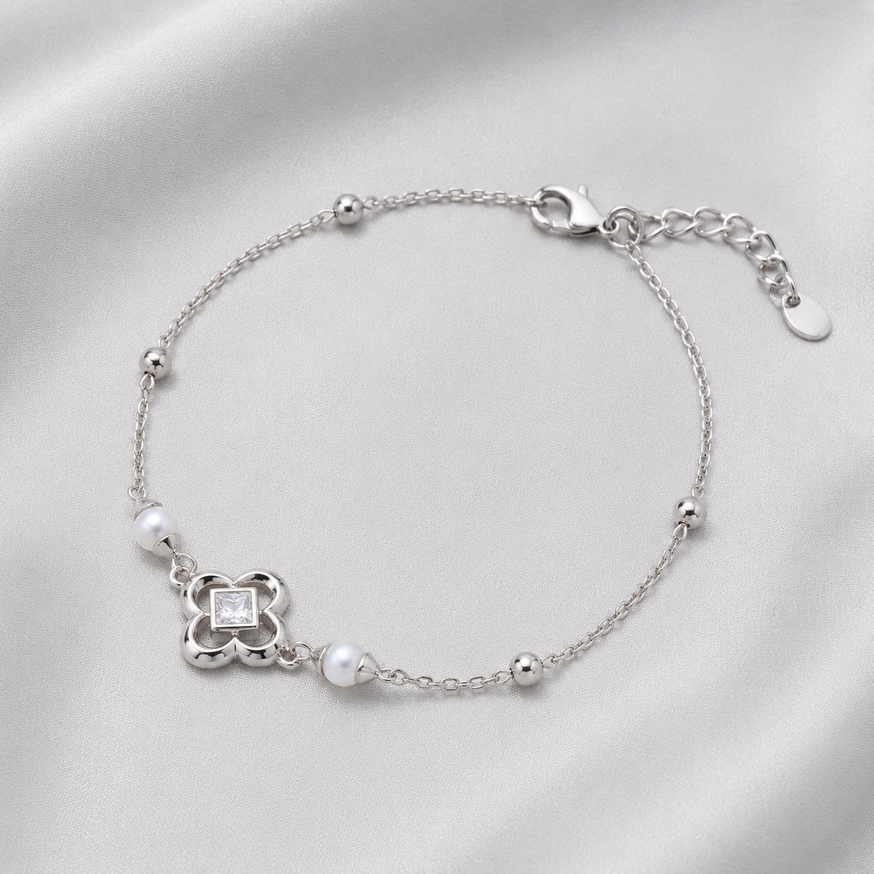 Silver clover shell and zircon bracelet