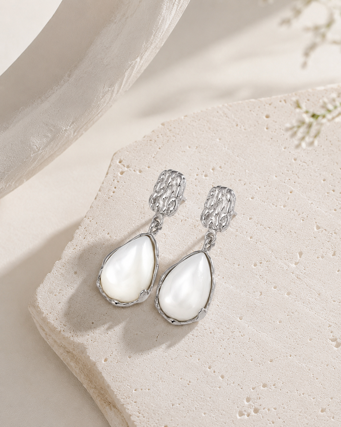 Mother of Pearl drop earrings in Silver
