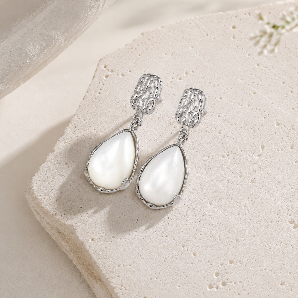 Mother of Pearl drop earrings in Silver