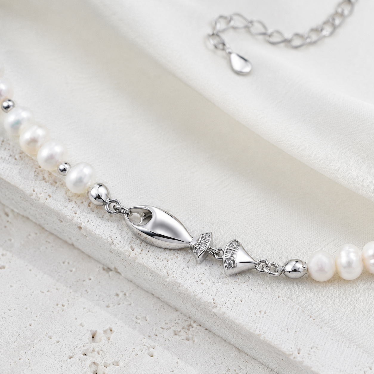 Close view of the Silver natural pearl fish necklace