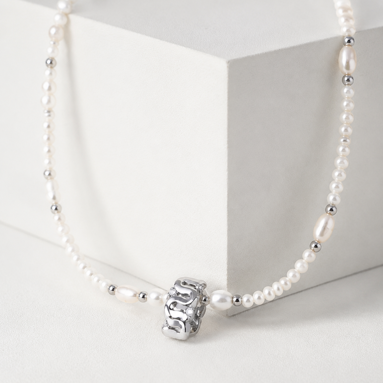 Close view of Silver sculpted natural pearl zircon necklace