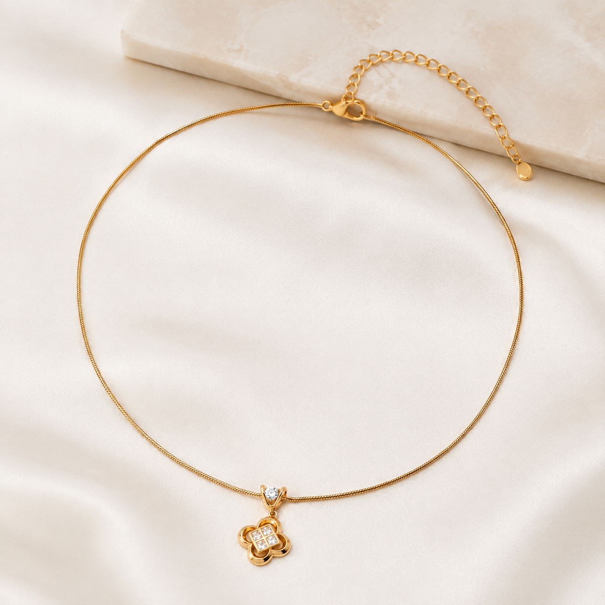 Vintage Gold clover zircon pendant necklace