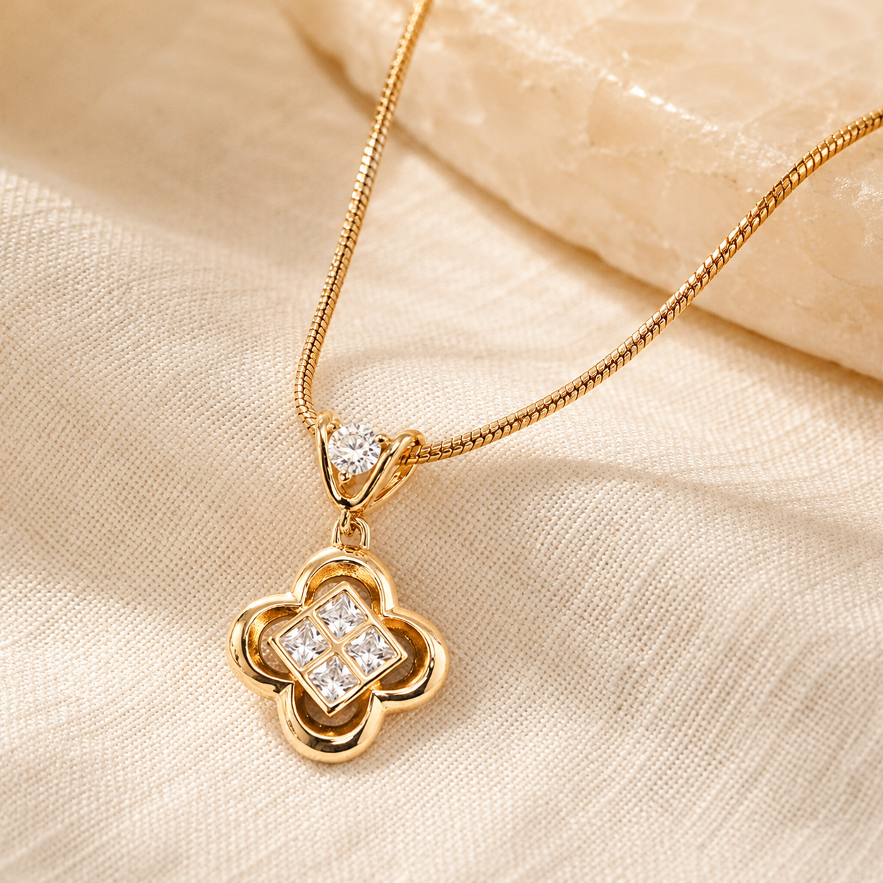 Vintage Gold clover zircon pendant close-up