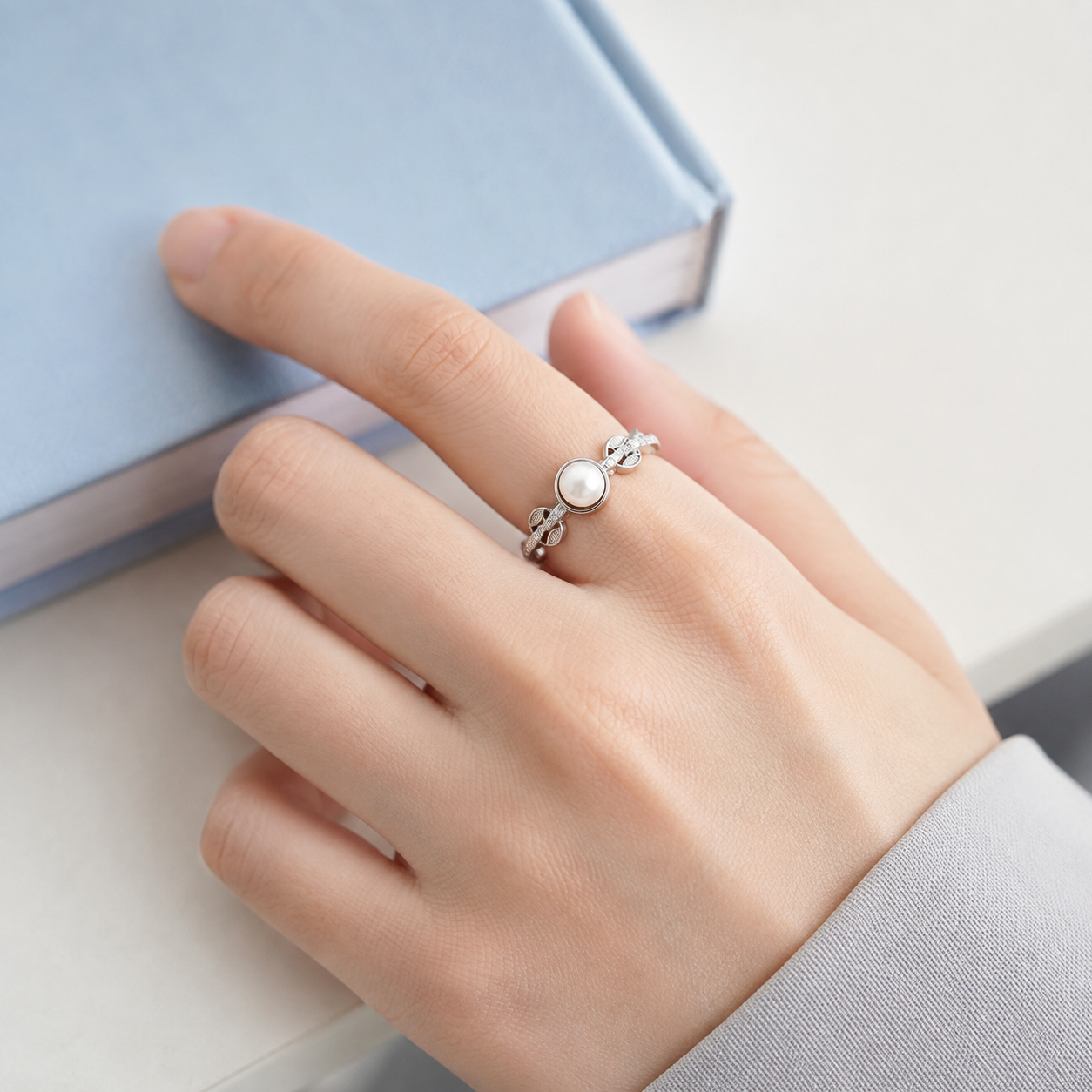 Model wearing the Silver pearl coin motif ring