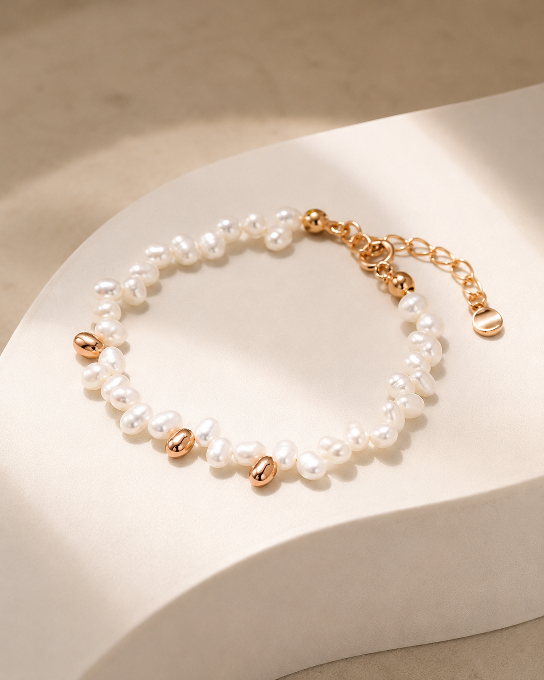Elaré minimalist natural pearl bracelet in Vintage Gold