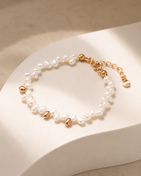Elaré minimalist natural pearl bracelet in Vintage Gold